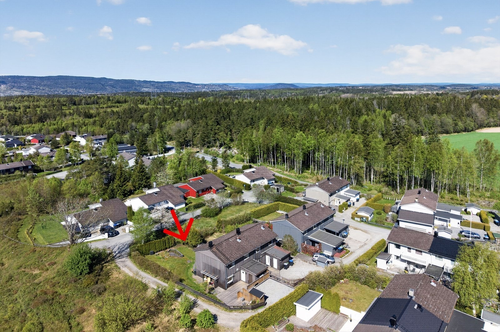 Boligen ligger meget usjenert til, med hekker og friområde mot sør. Galleribilde