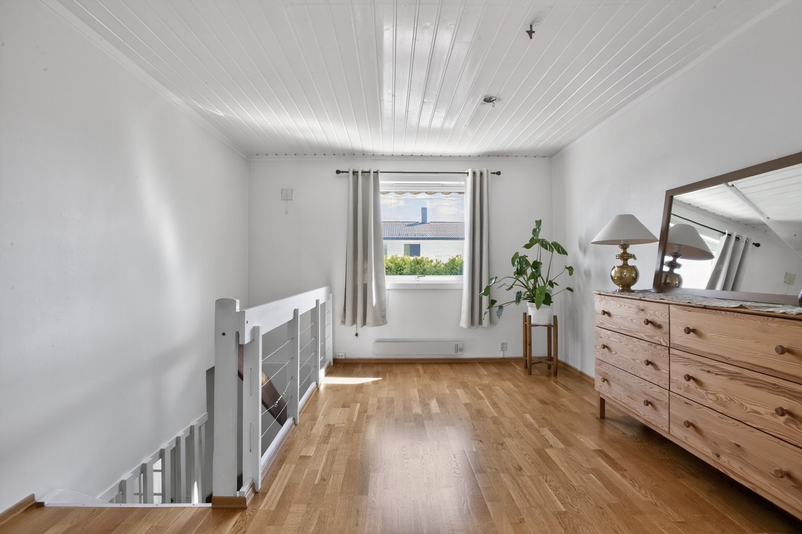 Åpent rom godt egnet som TV-stue eller hjemmekontor. Galleribilde