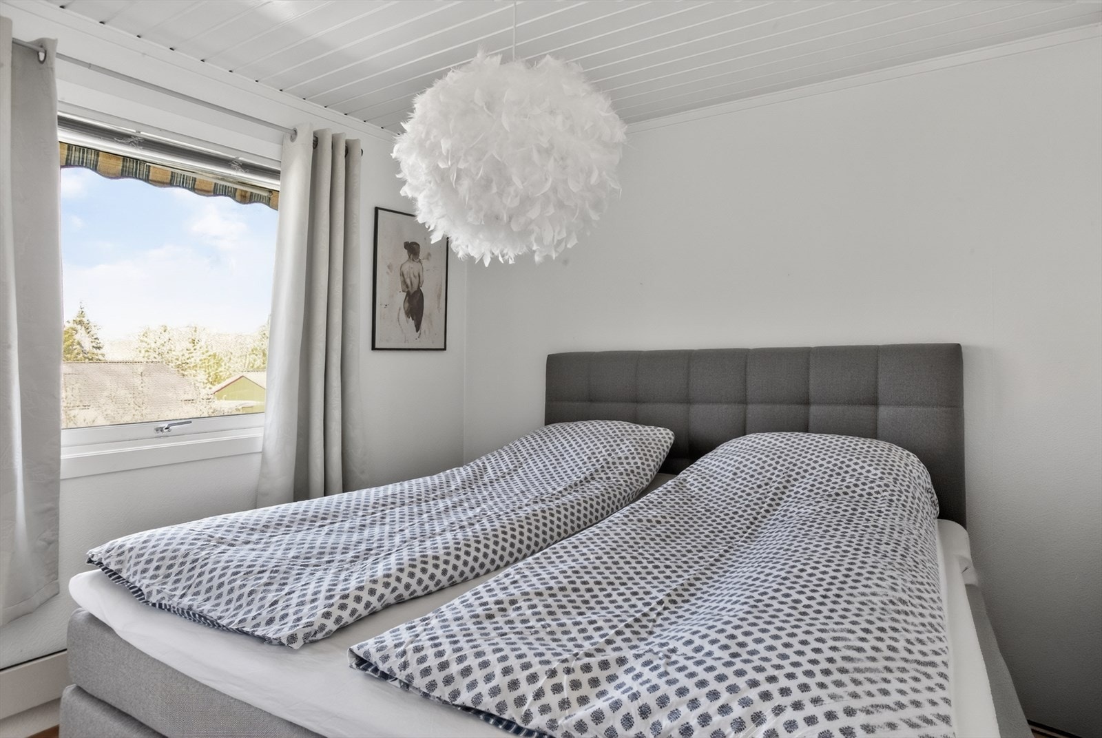 Lyst, pent hovedsoverom. Galleribilde