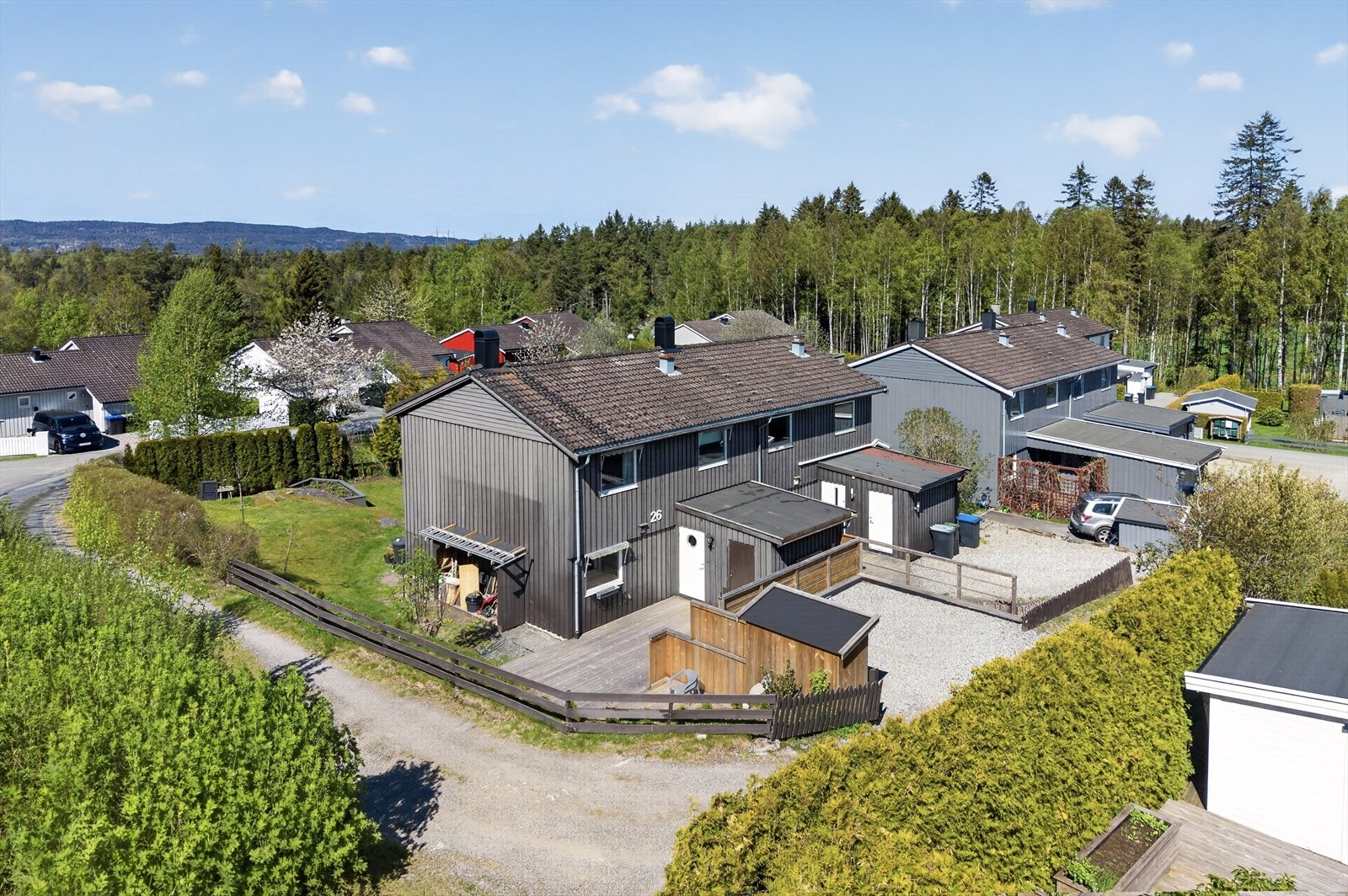Halvpart tomannsbolig med meget god beliggenhet. Innerst i rekken, og store friområder rundt. Galleribilde
