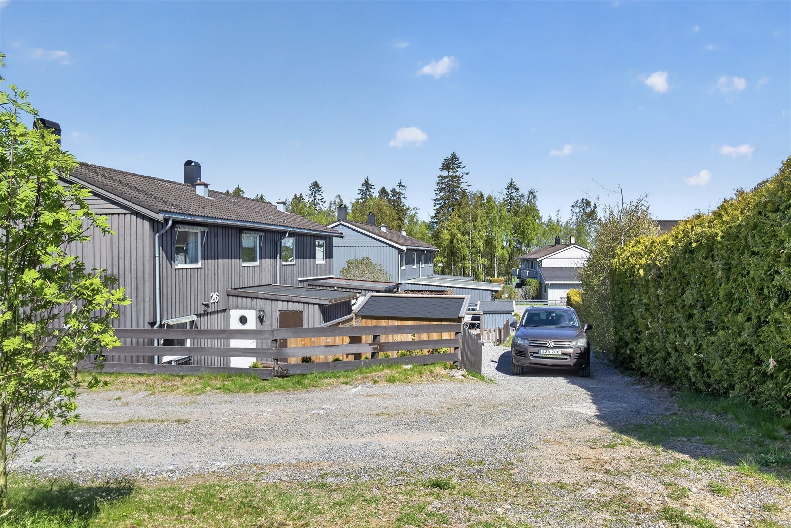 Utenfor boligen er det parkering for 2 biler. I tillegg er det plass til flere gjester, da denne ligger innerst i stikkveien. Så her kan stå flere biler. Galleribilde