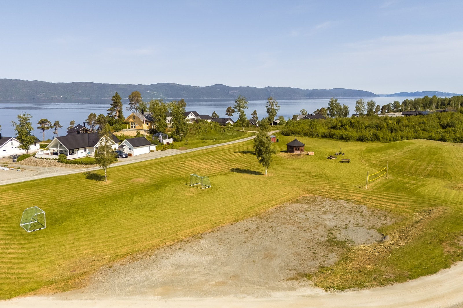 En flott og velholdt hytte med attraktiv beliggenhet i populære Sandberga hyttefelt på Frosta. Galleribilde