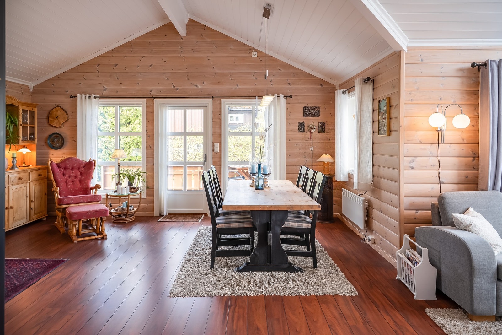 Hyggelig spiseplass med god plass til langbord. Galleribilde
