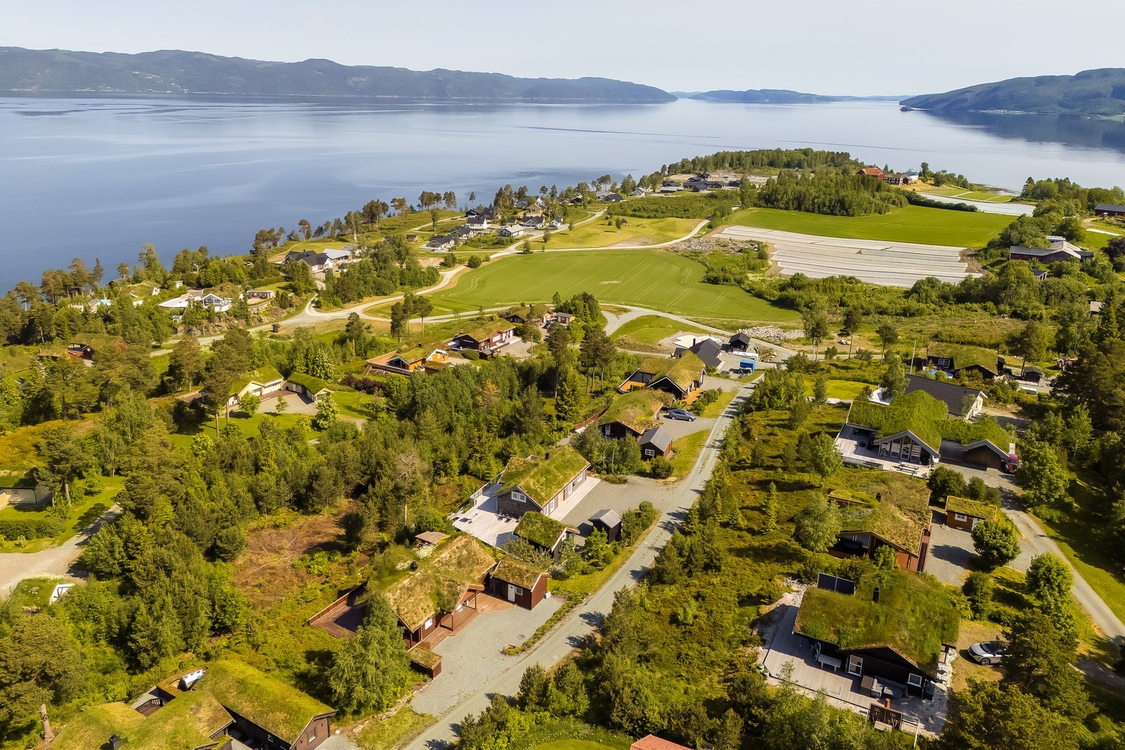 Her får du nærhet til både turterreng, sjø og flotte naturopplevelser året rundt, kombinert med gode solforhold og nydelig utsikt mot Trondheimsfjorden. Galleribilde