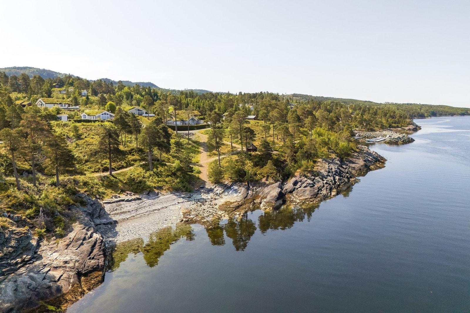 Her har man lange somre, gode solforhold, utsikt og kort vei til fjorden. Galleribilde