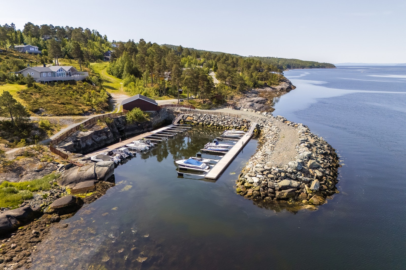 Området har en flott strandlinje og egen marina med båtplasser og naust til leie. Galleribilde