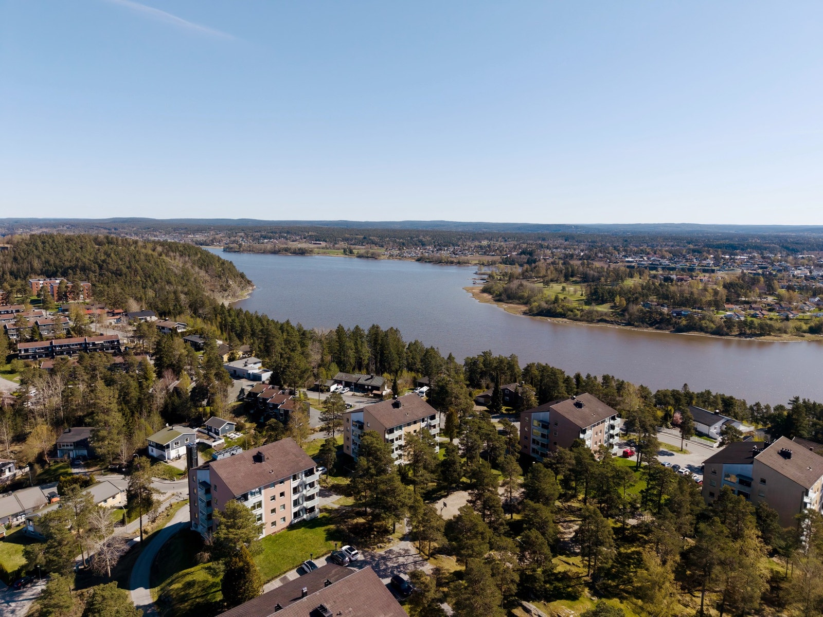 Vakker beliggenhet med nærhet til Bryggestien langs Glengshølen inn til Tjueklo Galleribilde