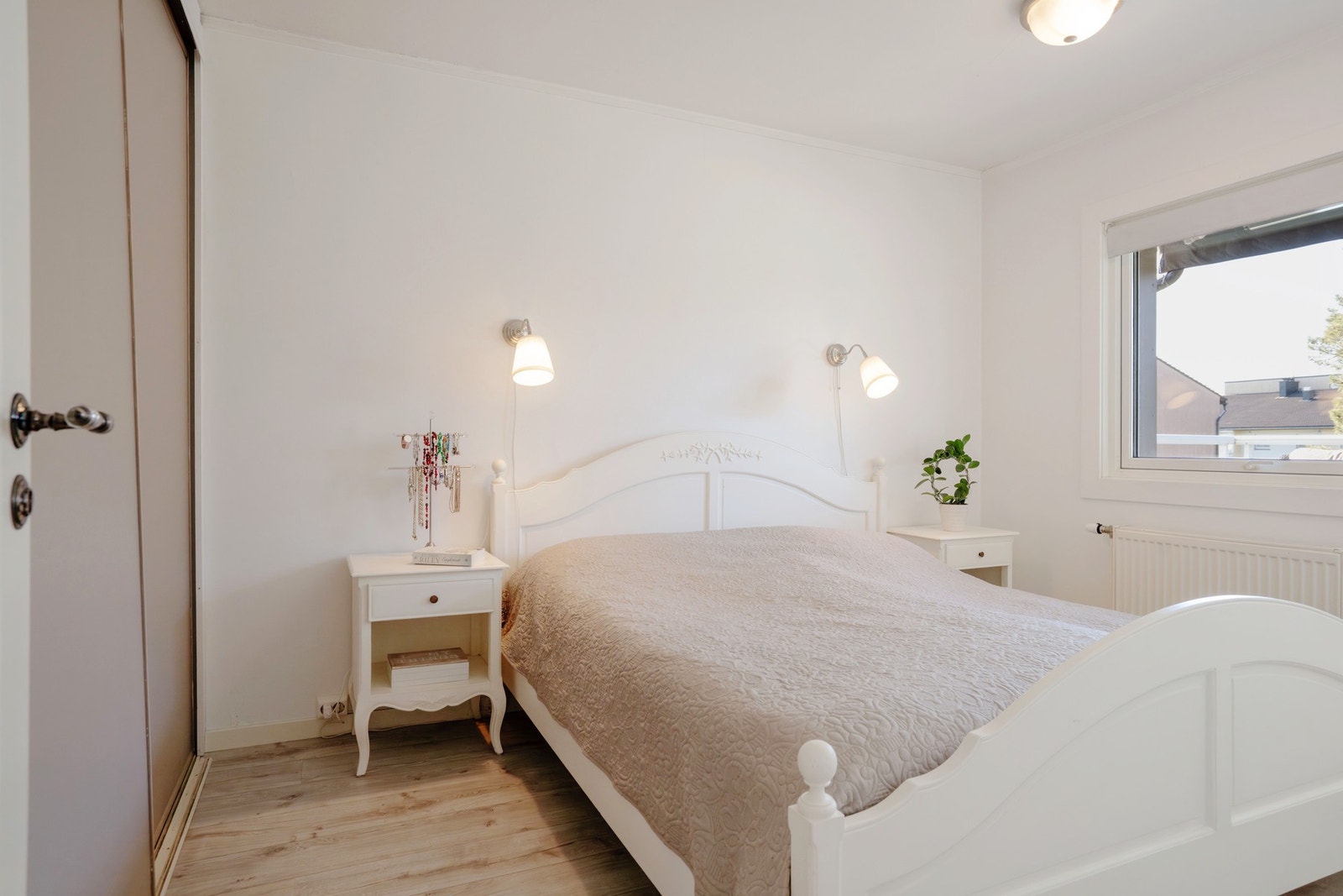 Hovedsoverom med vindu ut mot fellesområdet Galleribilde