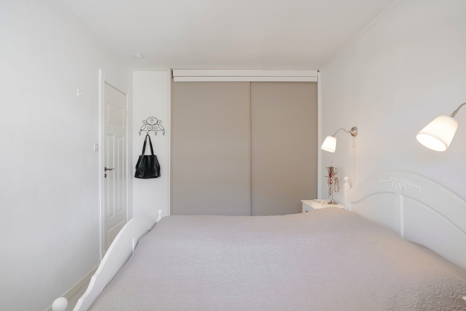 Soverom har skyvedørsgarderobe. Galleribilde