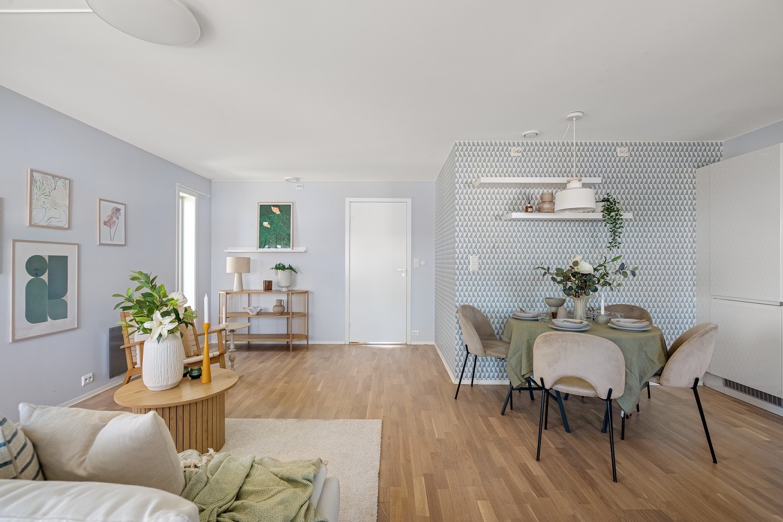 Nordisk interiørstil med delikate blå nyanser og lekre tapetdetaljer som skaper et harmonisk uttrykk. Galleribilde