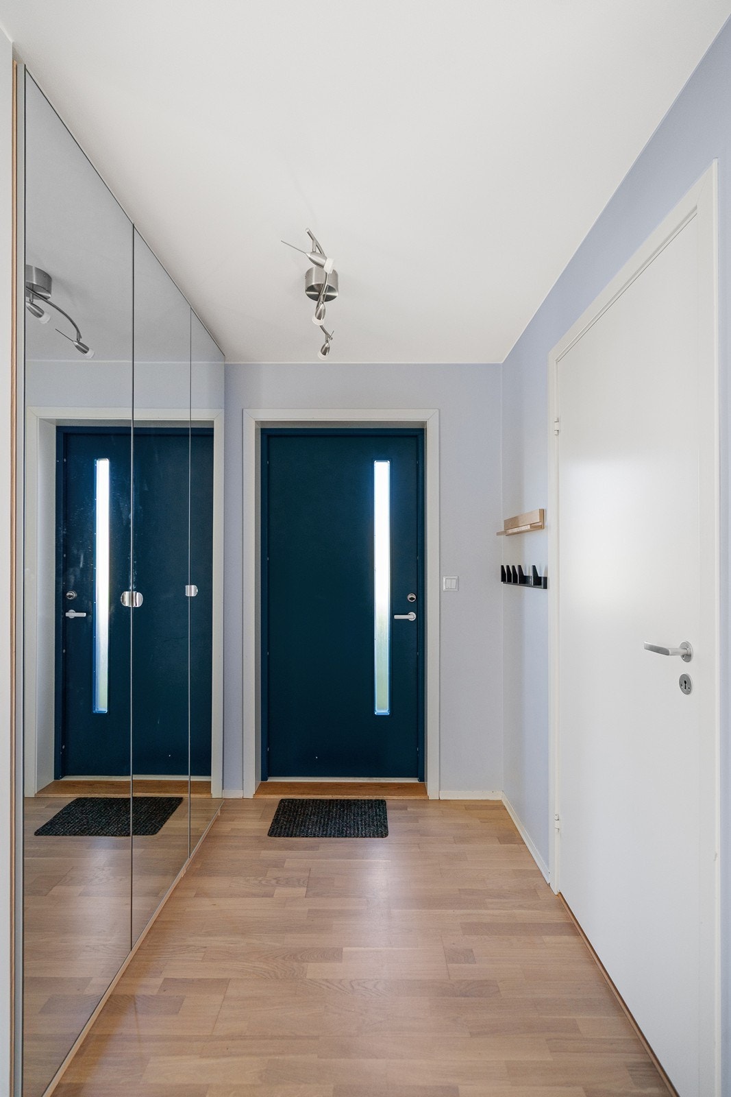 Speilgarderobe for praktisk oppbevaring. Galleribilde