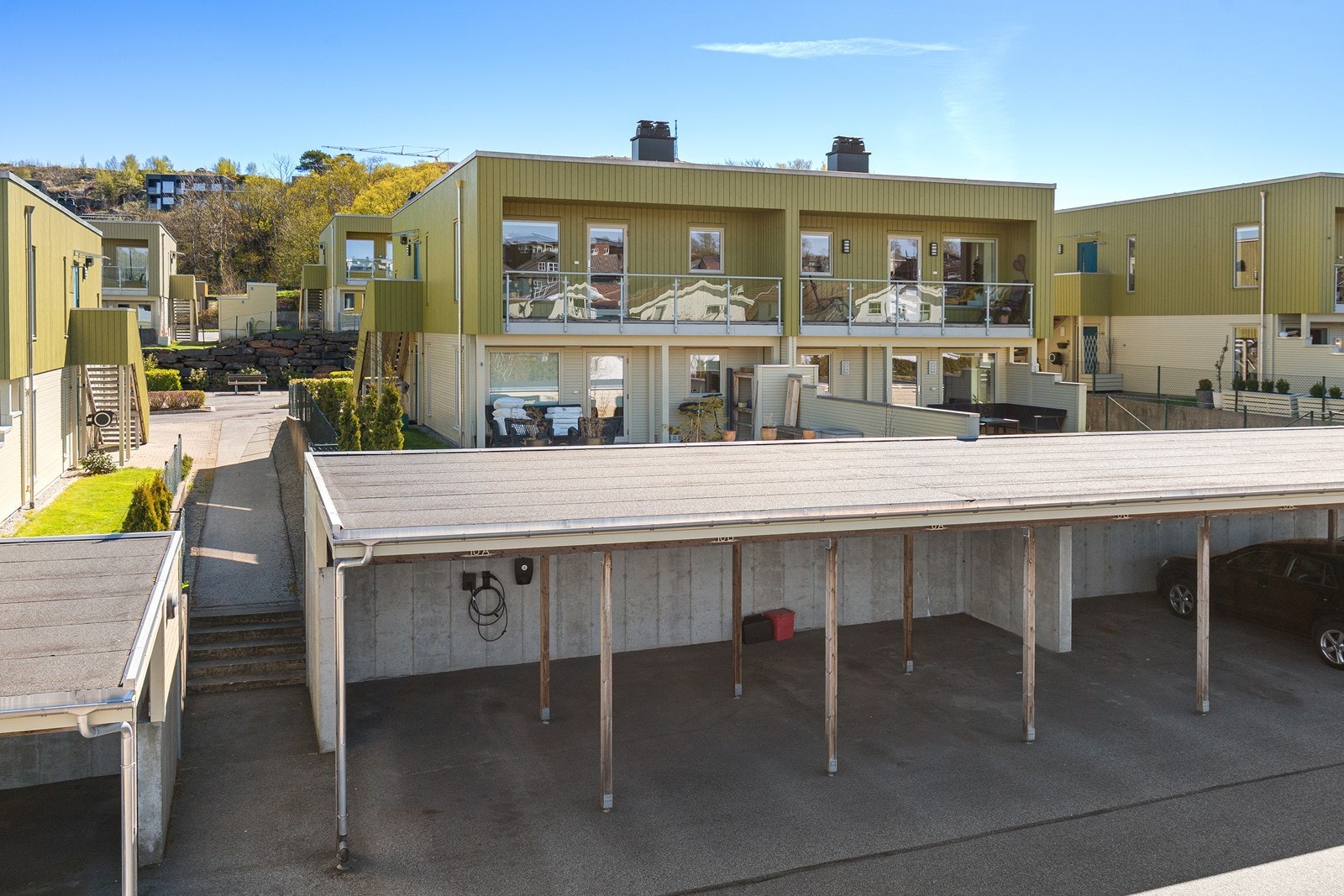 Lys og moderne leilighet med praktisk planløsning, åpen stue/kjøkken-sone, 2 soverom og carport - perfekt for både par og små familier. Galleribilde