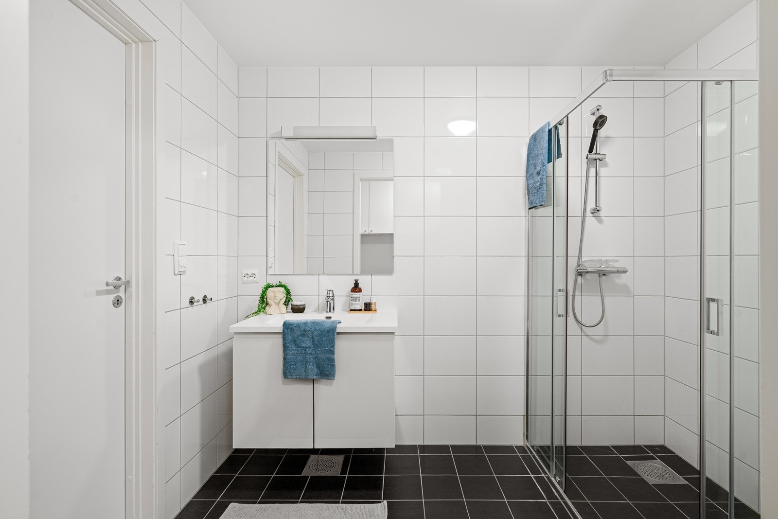 Dusjhjørnet er moderne med glassvegger og dusjarmatur. Galleribilde