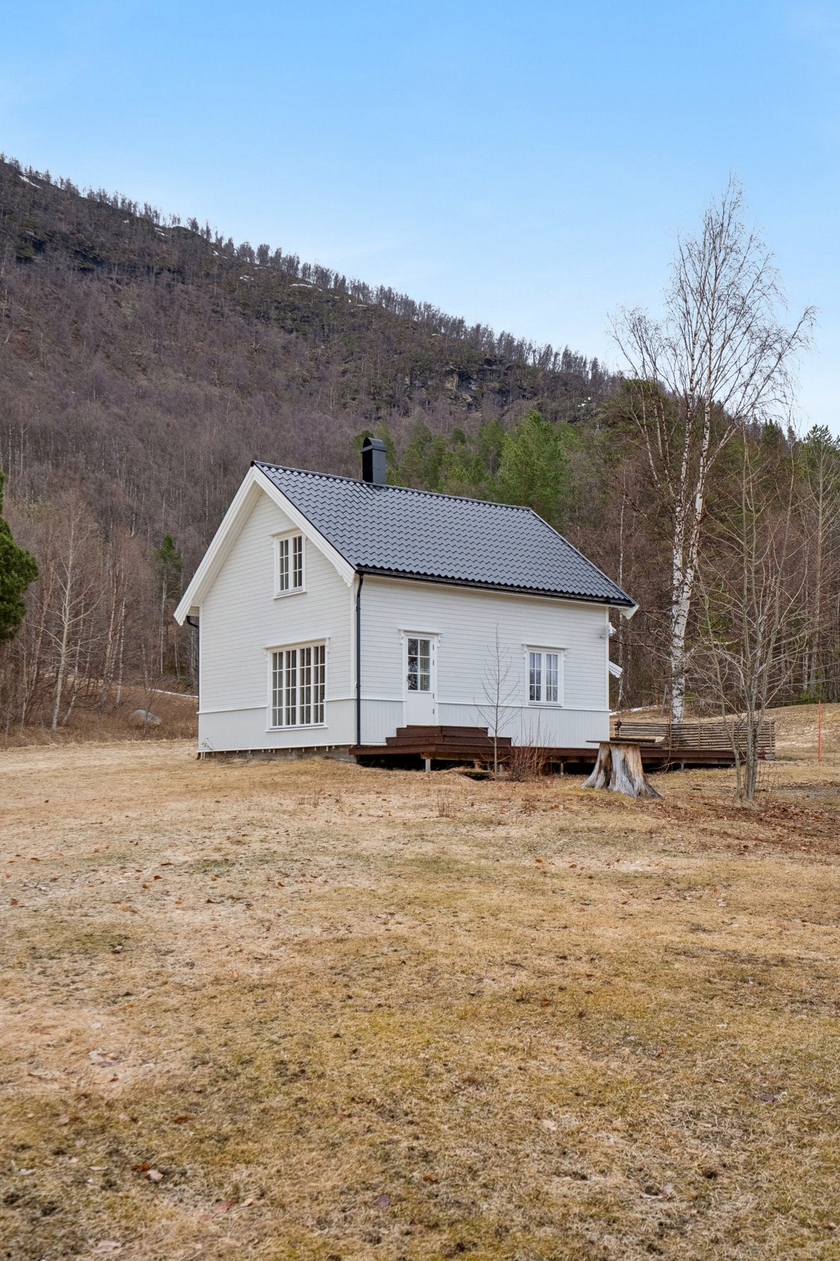 Eiendommen består av enebolig, låve og et separat uthus, og byr på rikelig med plass og muligheter. Galleribilde