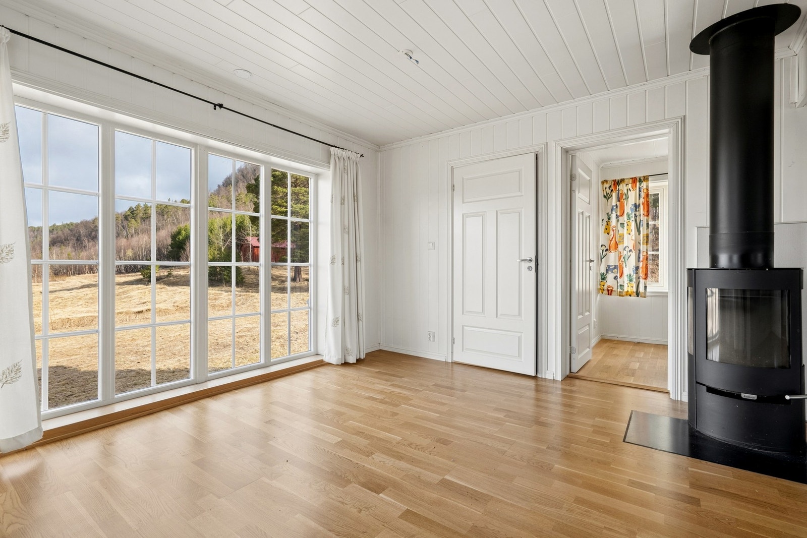 Eiendommen ligger landlig til. Store vindusflater, bidrar til at rommene oppleves som luftige og lyse. Galleribilde