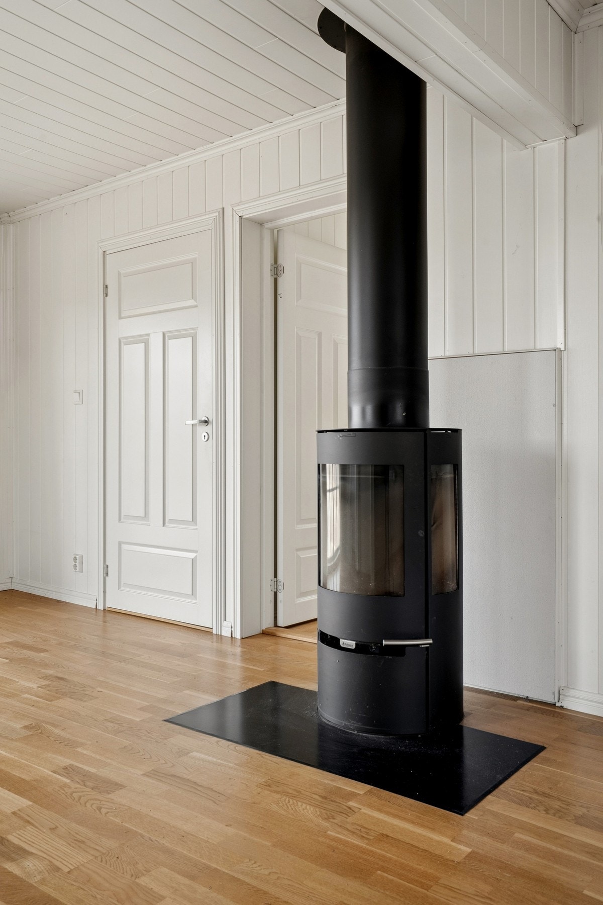 En sentralt plassert vedovn gir både effektiv varme og en hyggelig atmosfære. Galleribilde
