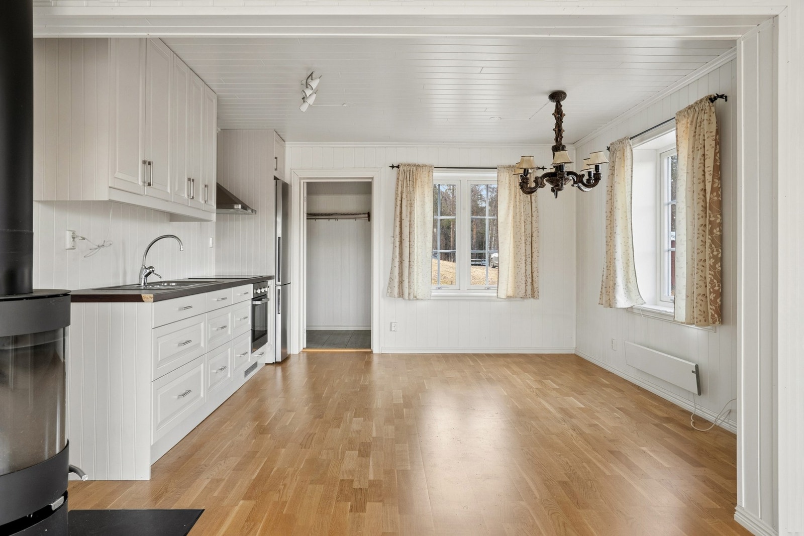 Den åpne løsningen gjør det enkelt å kombinere matlaging med sosialt samvær. Galleribilde