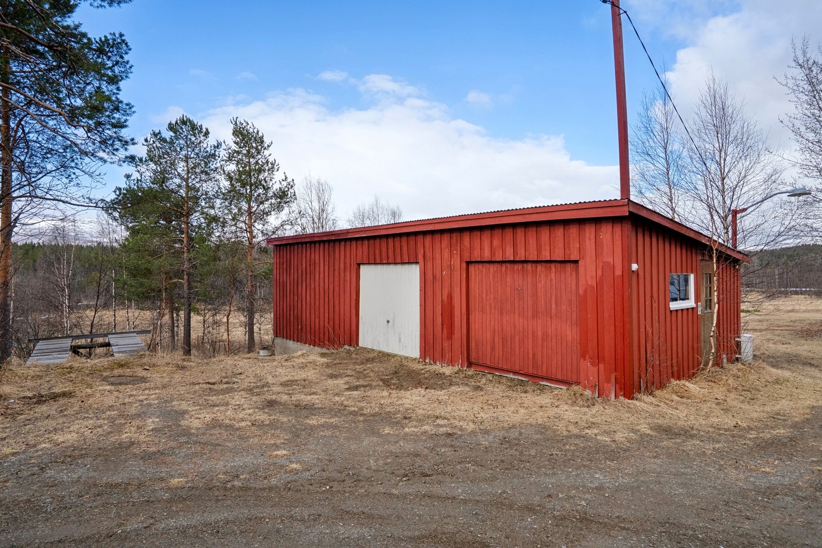 I tillegg til låven finnes et separat uthus, ideelt som garasje eller verksted. Galleribilde