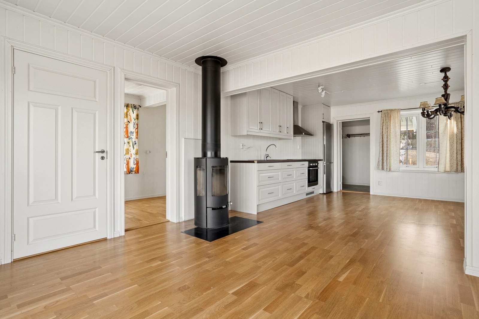 Første etasje har en åpen og sosial planløsning mellom stue og kjøkken. Galleribilde
