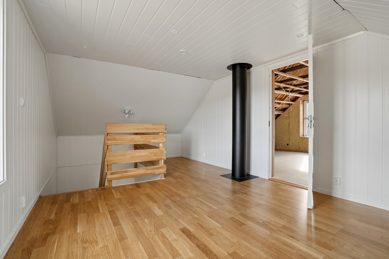 Dette er et fleksibelt rom som kan fungere som en ekstra stue, kontor eller lekerom. Galleribilde