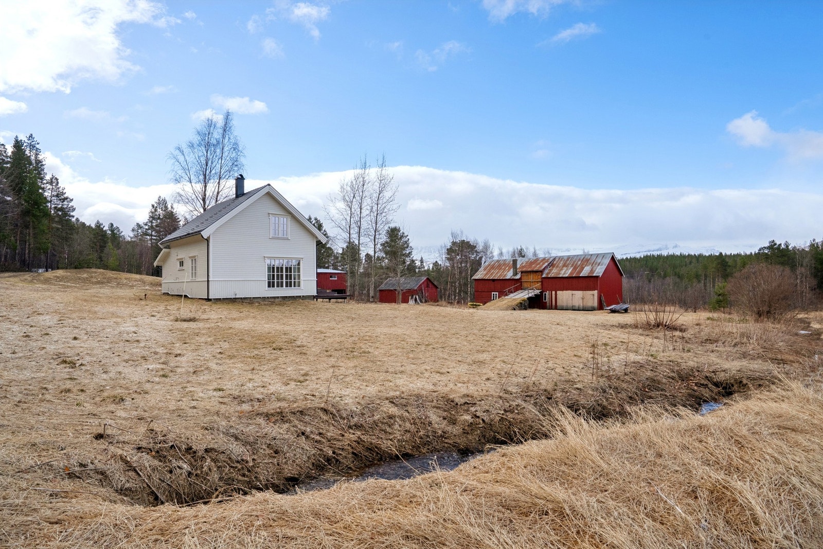 Eiendommen ligger fritt til i landskapet, med god avstand til naboer. Galleribilde