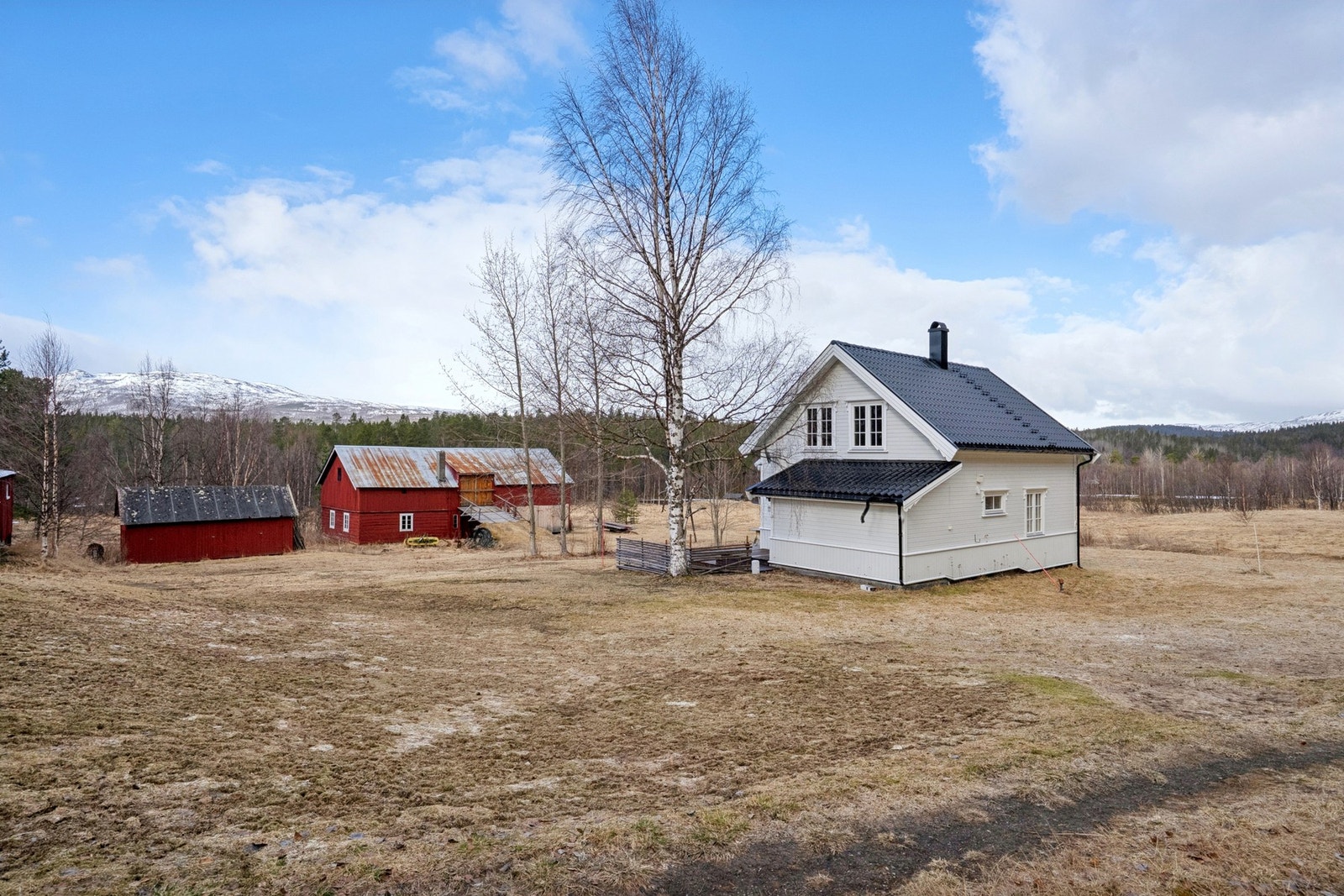 Velkommen til Vårtunveien 352, her presentert av Eiendomsmegler1 Rødbanken v/Wenche.
Foto: EFKT Galleribilde