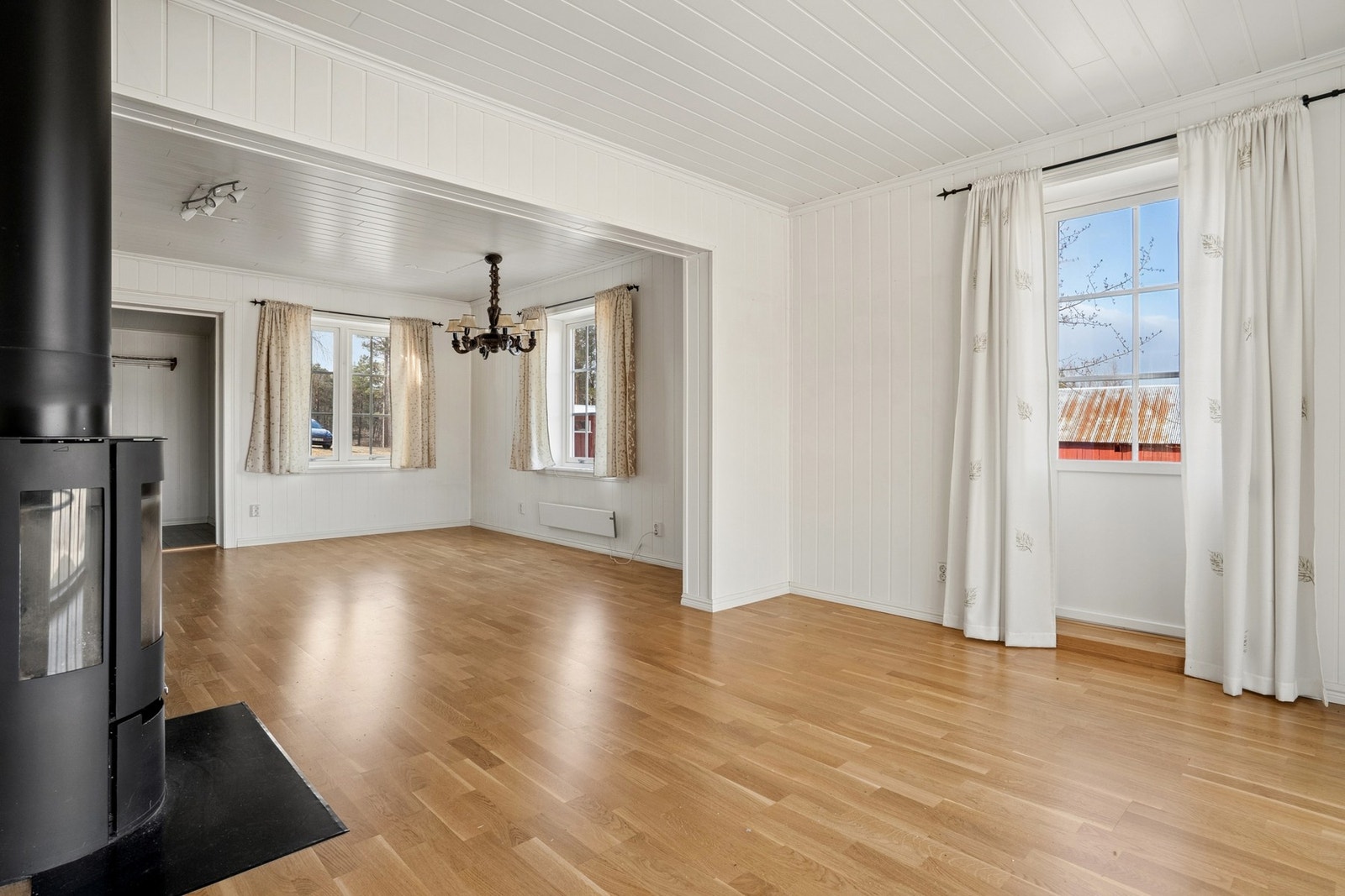 Stuen har god plass til både sofagruppe og spisebord. Galleribilde