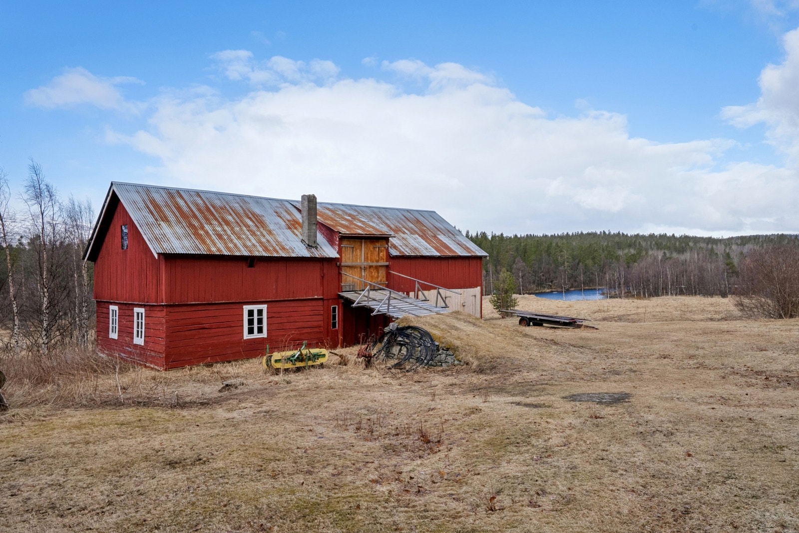 Den romslige låven på eiendommen gir gode lagringsmuligheter eller rom for hobbyvirksomhet. Galleribilde
