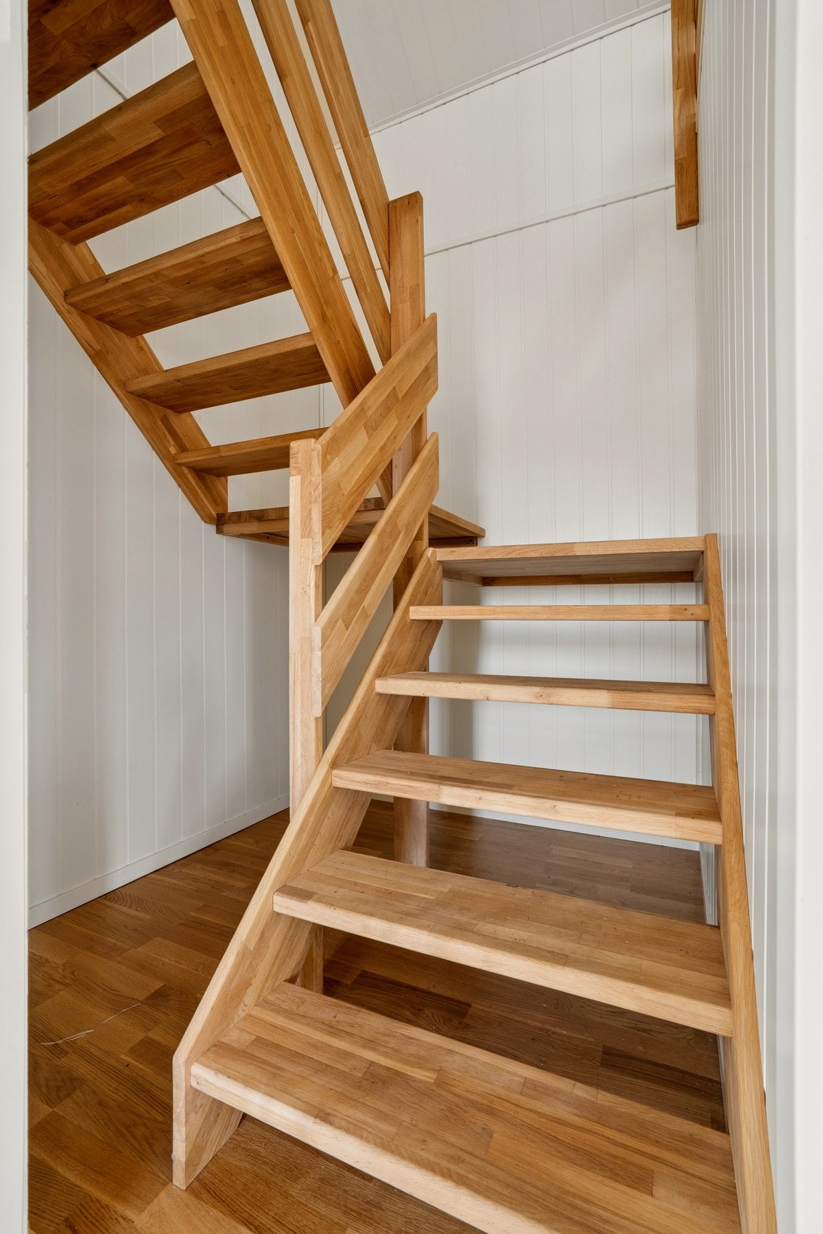 En solid tretrapp binder de to etasjene sammen. Galleribilde