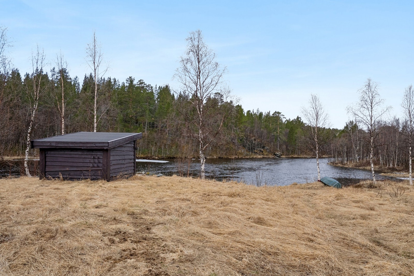 Nede ved vannet er det oppført en gapahuk - et perfekt sted for å nyte naturen. Galleribilde
