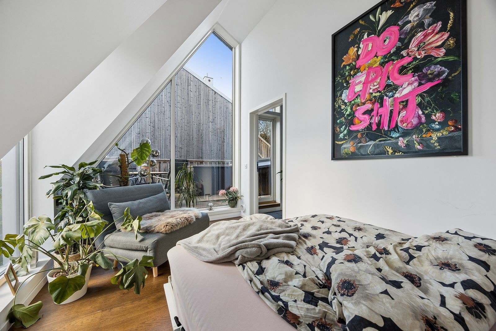 Soverom i 3. etasje med store vinduer Galleribilde
