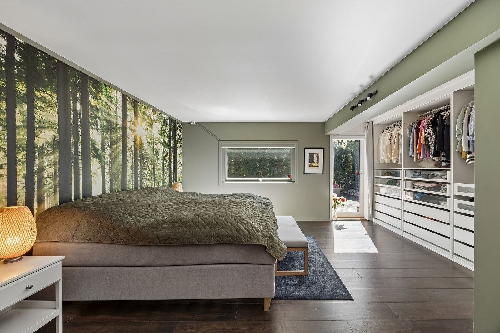Hovedsoverom med garderobeløsninger og utgang til terrasse Galleribilde