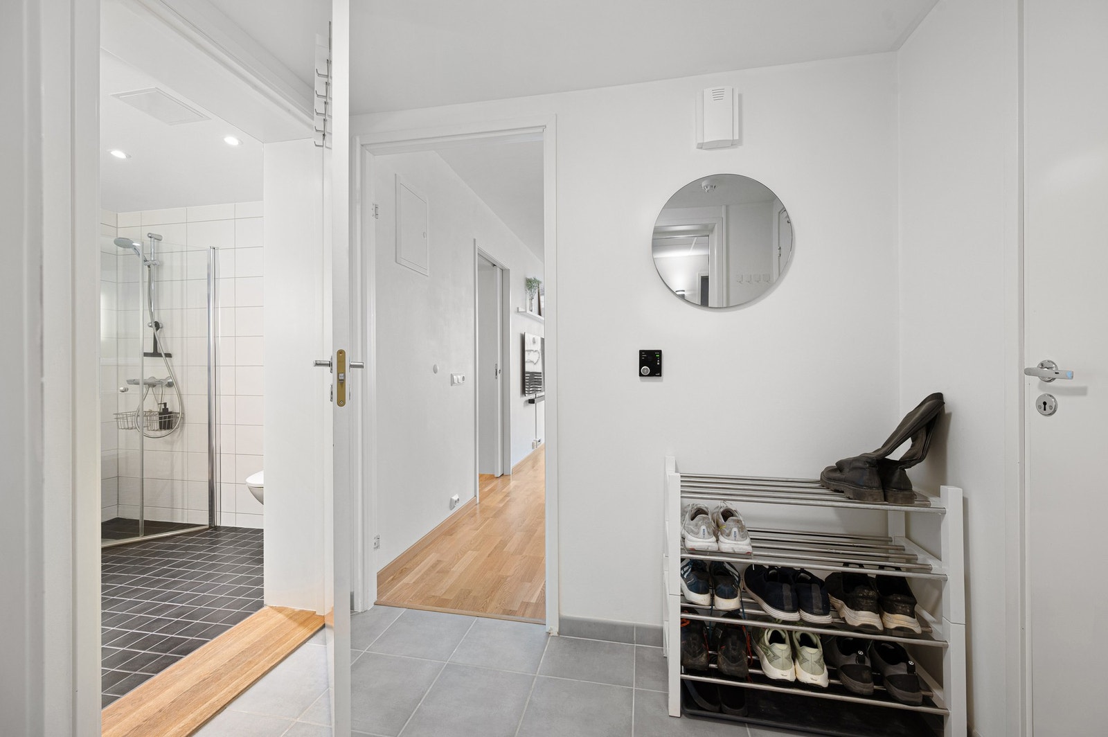 Praktisk løsning med flislagt gulv med gulvvarme i entré. Galleribilde
