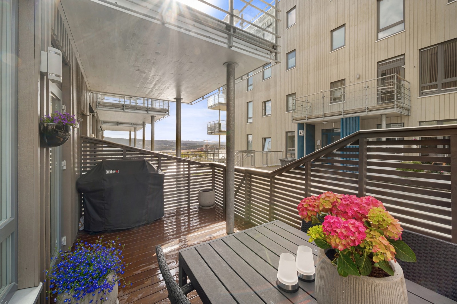 Utgang til egen, sørvendt markterrasse på 12,1 m². Galleribilde