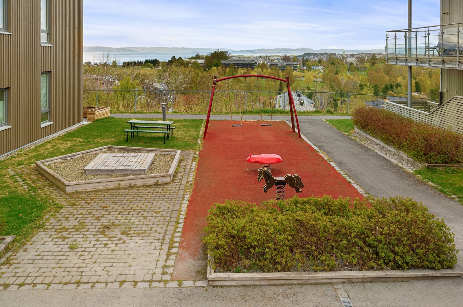 Munkvoll Gård ligger på en høyde, med flott utsikt på flere kanter. Galleribilde