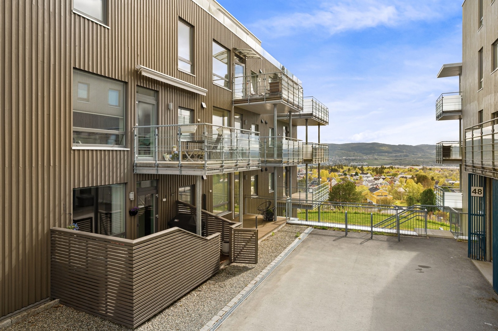 Fin beliggenhet i feltet, hvor den ligger åpent til med utsikt. Galleribilde
