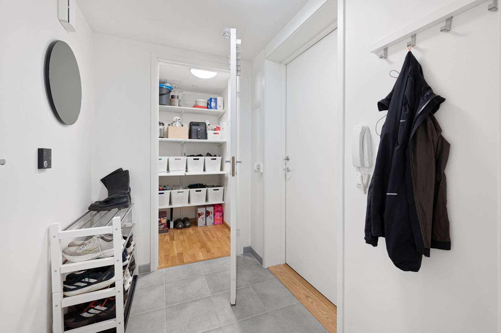 Tilgang til innvendig bod. I tillegg er det en ekstern bod i kjeller. Galleribilde