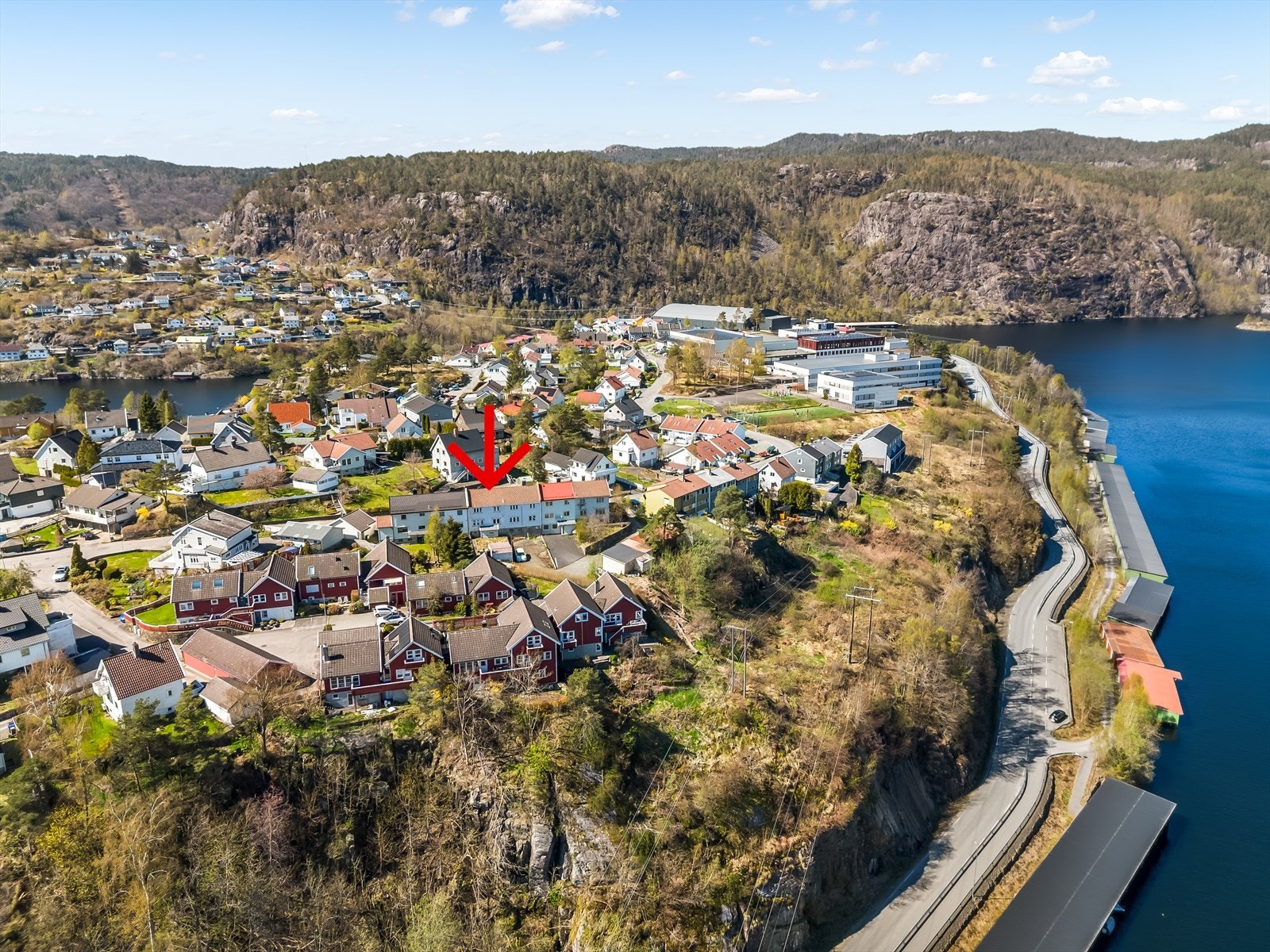 Sentral beliggenhet på Uenes med kort vei til Ueneshalle, Flerbrukshallen, ungdomsskolen og den videregående skolen. Galleribilde