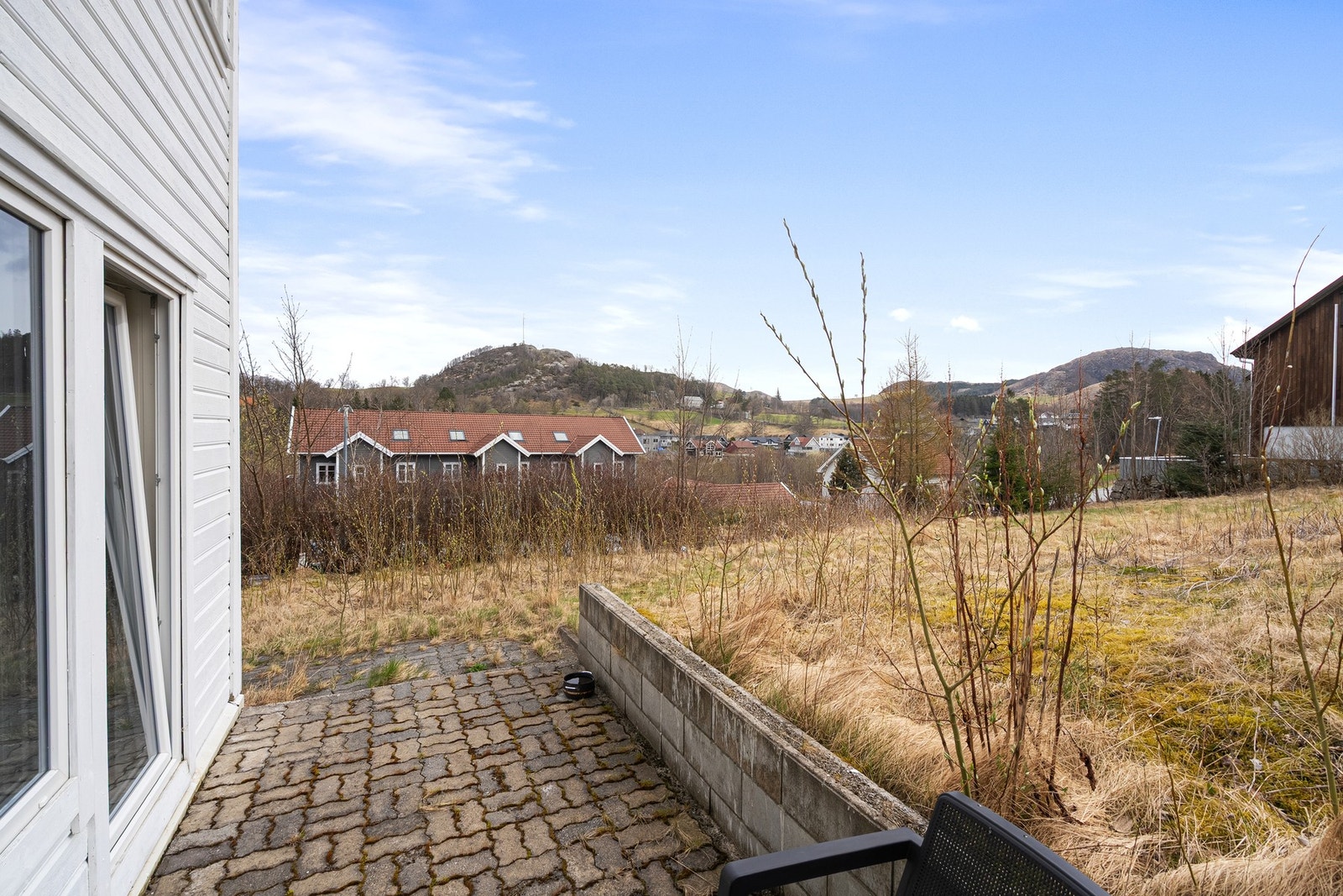 Terrasse og stor tomt utenfor Galleribilde