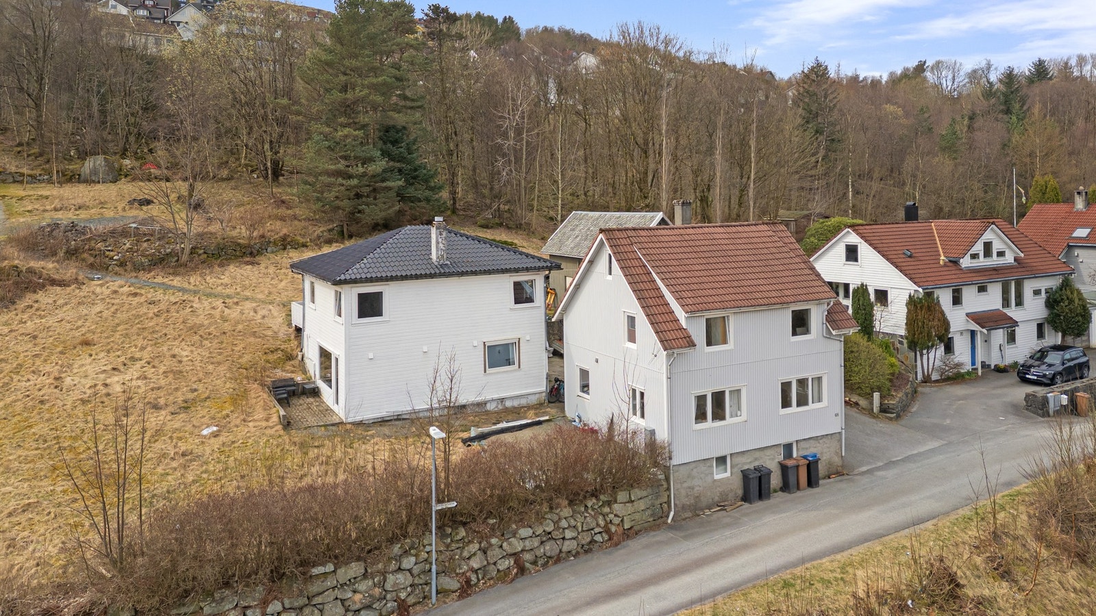 To boligen og garasje/låve bak. Stor tomt. Galleribilde