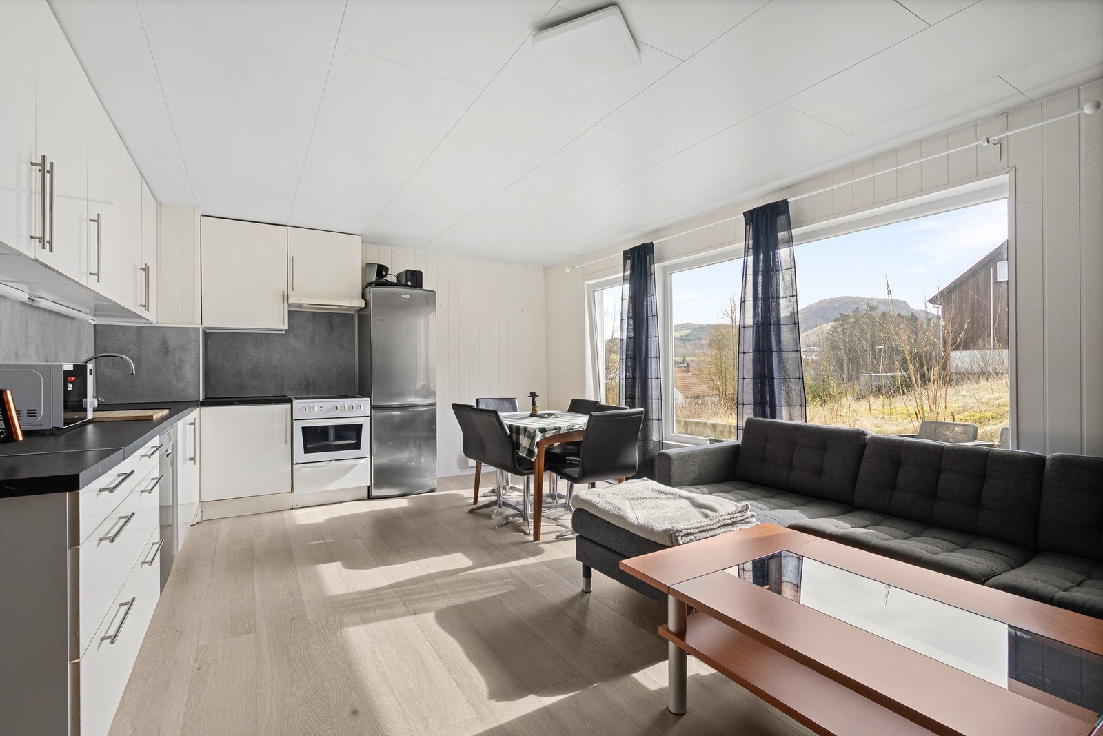 Plass til både salong og spisebord. Utgang til terrasse. Galleribilde