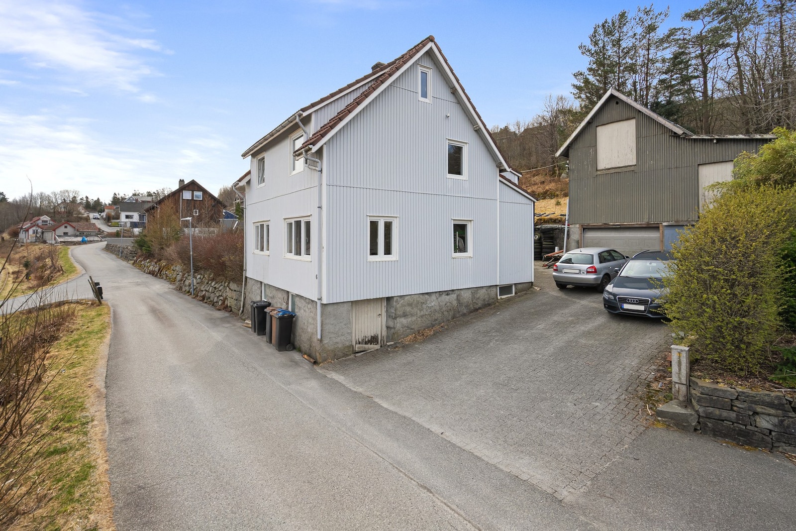 Parkering i felles gårdstun. Garasje/låve. Galleribilde