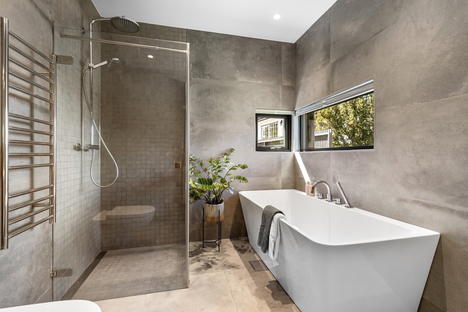 Badet i hovedetasjen fremstår som boligens private velværeavdeling med frittstående designbadekar. Galleribilde