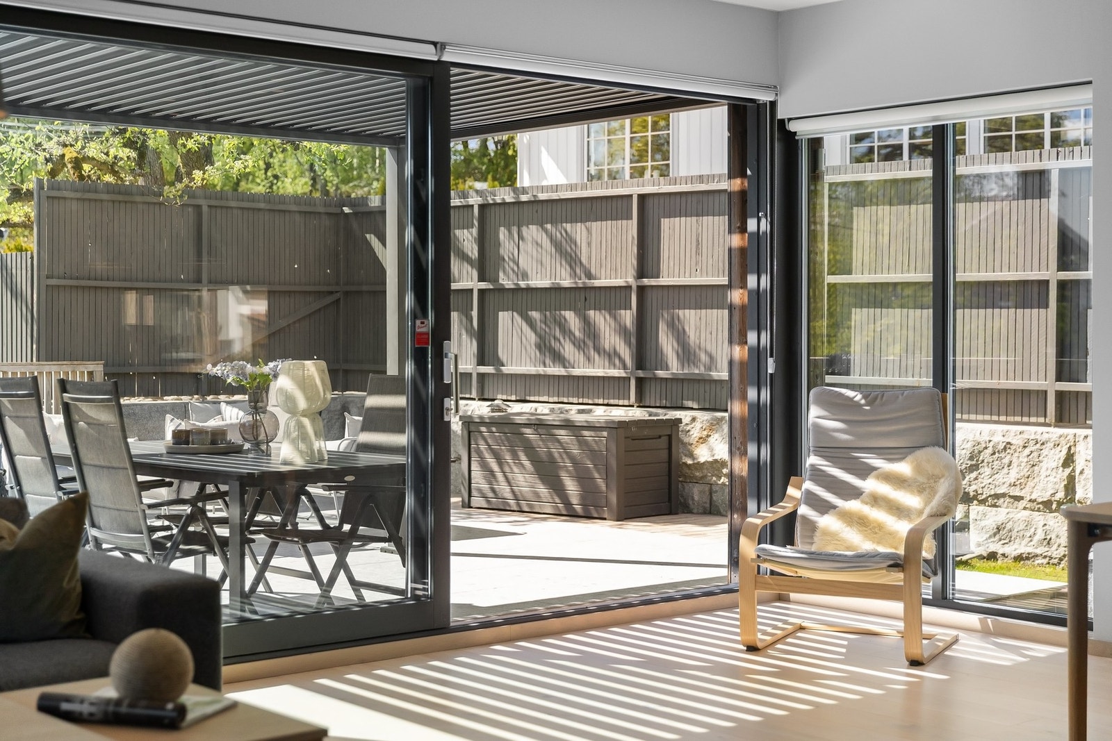 Stor, sydvestvendt terrasse med meget gode solforhold. Galleribilde