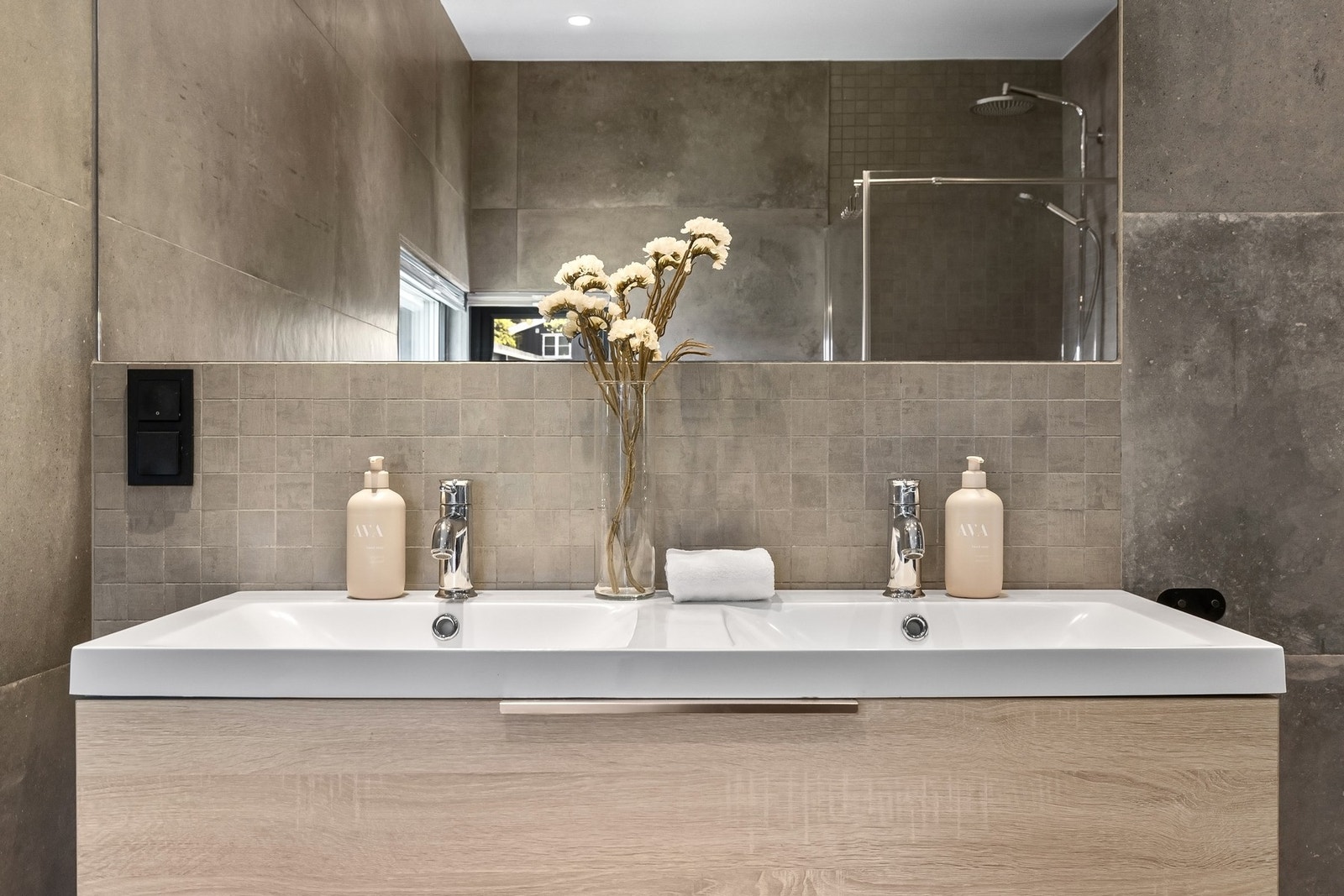 Dobbel servant og myke toner i beige. Galleribilde