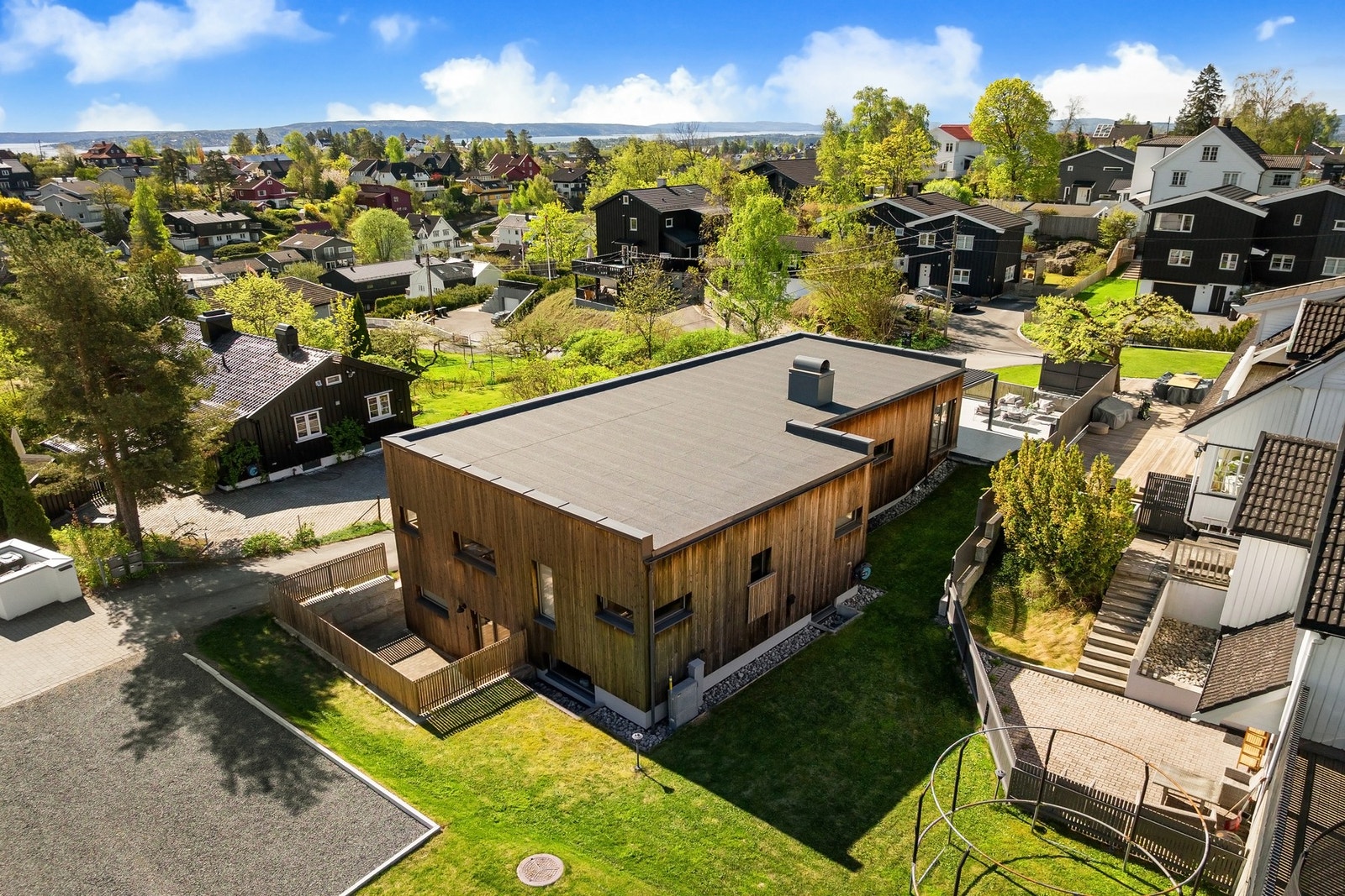 I tillegg til garasjen er det gode parkeringsmuligheter på egen gårdsplass ved siden av huset, hvor det er rom for flere biler. Galleribilde