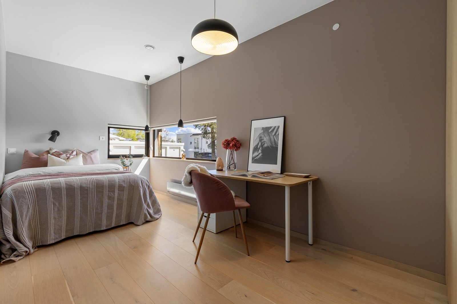 Dagens gjesterom er av god størrelse og med plass til dobbeltseng. Galleribilde