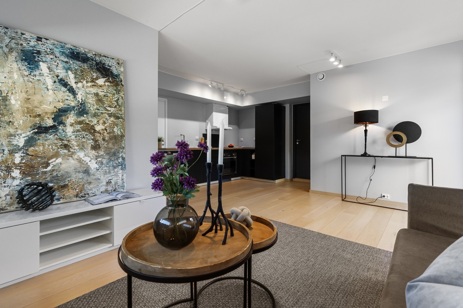 Praktikantdelen holder samme gjennomgående standard som resten av boligen, med gulvvarme, enstavs eikeparkett, balansert ventilasjon og moderne kjøkken- og baderomsløsninger. Galleribilde