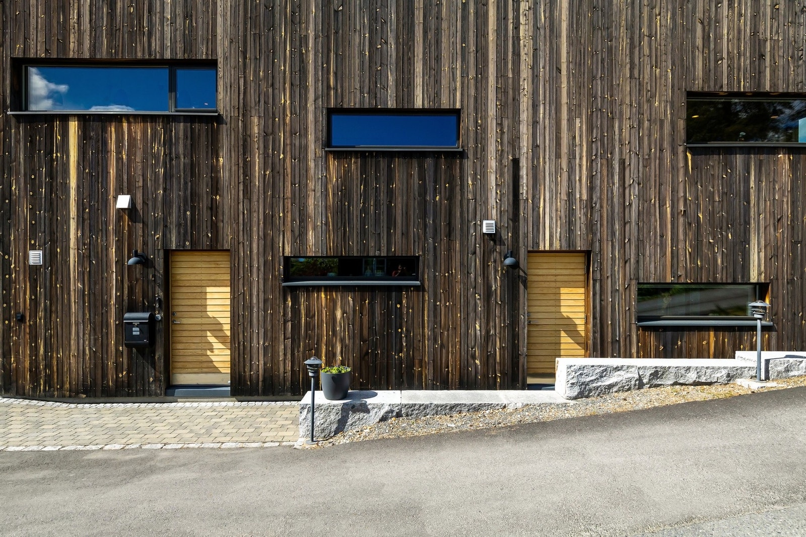 Fra gårdsplassen er det trappefri adkomst til et innbydende inngangsparti med belysning og solid ytterdør i eik. Galleribilde