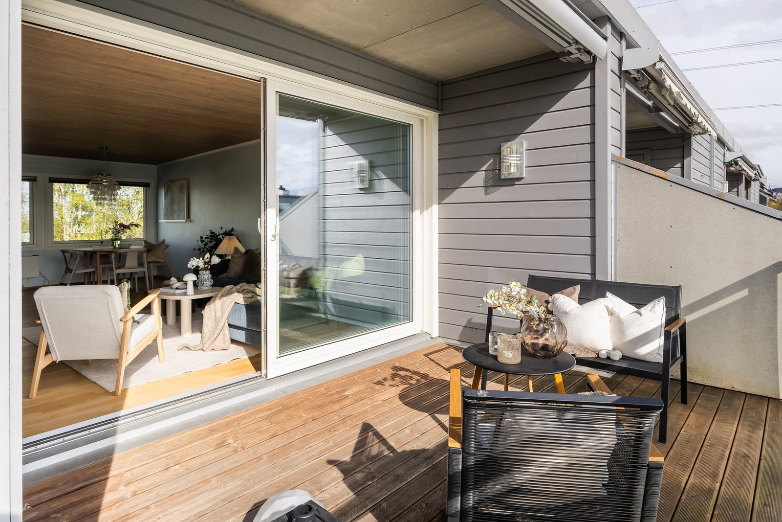 Verandaen i 2. etasje nyter ypperlige solforhold fra ca. kl. 10-21.30 på sommerstid. Galleribilde